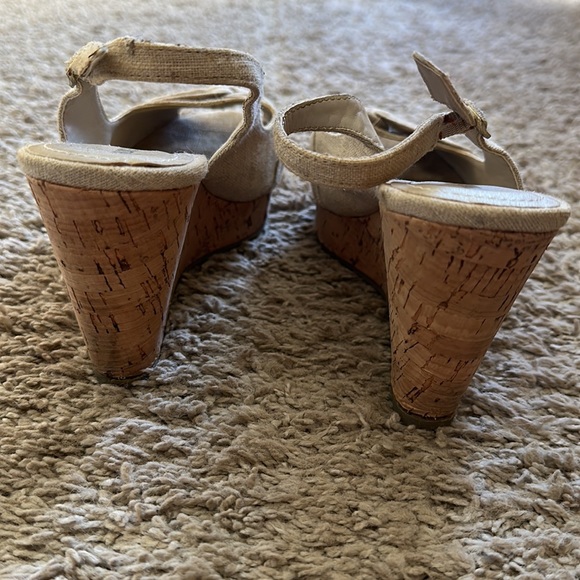 Women’s size 7 beige wedge sandals - Picture 4 of 5